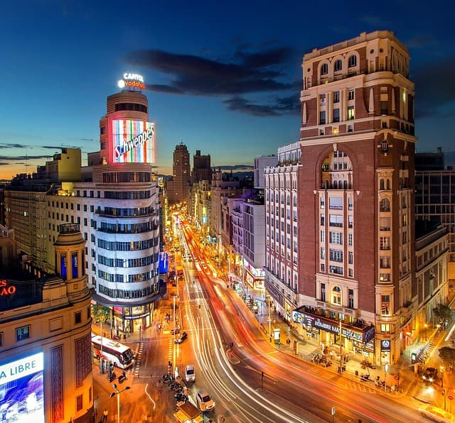 La Gran Vía de Madrid encendida al anochecer