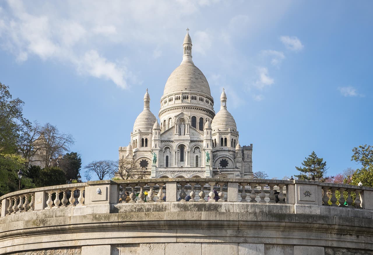 La basílica del Sagrado Corazón, blanca, en lo alto de Montmartre