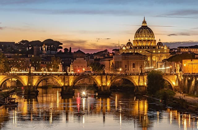 El Tíber al atardecer, con el puente y la cúpula de San Pedro al fondo