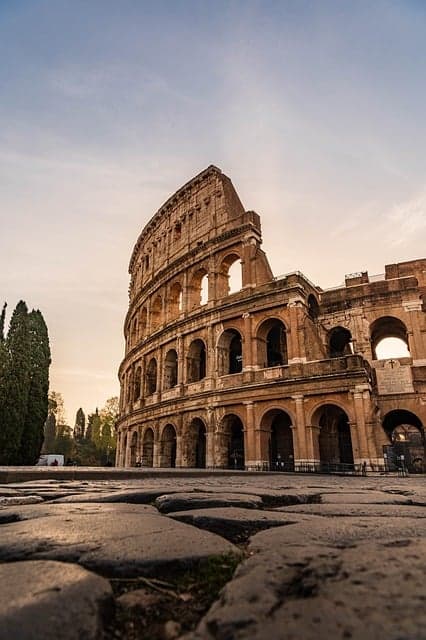 El Coliseo recortado contra el cielo del atardecer