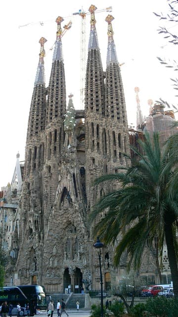 La fachada de la Sagrada Familia con sus torres
