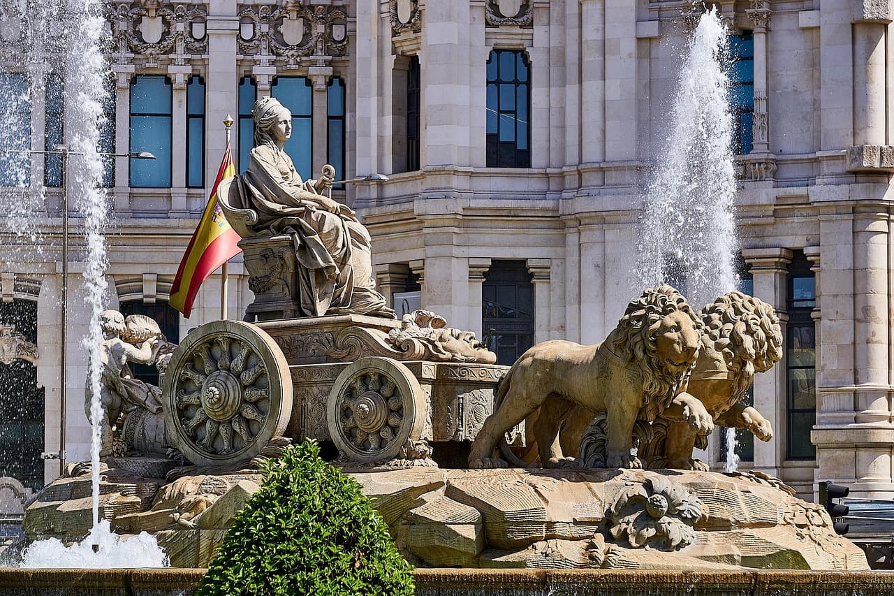 Llegada a Madrid/ Alojamiento/Recorrido lugares emblemáticos · Madrid