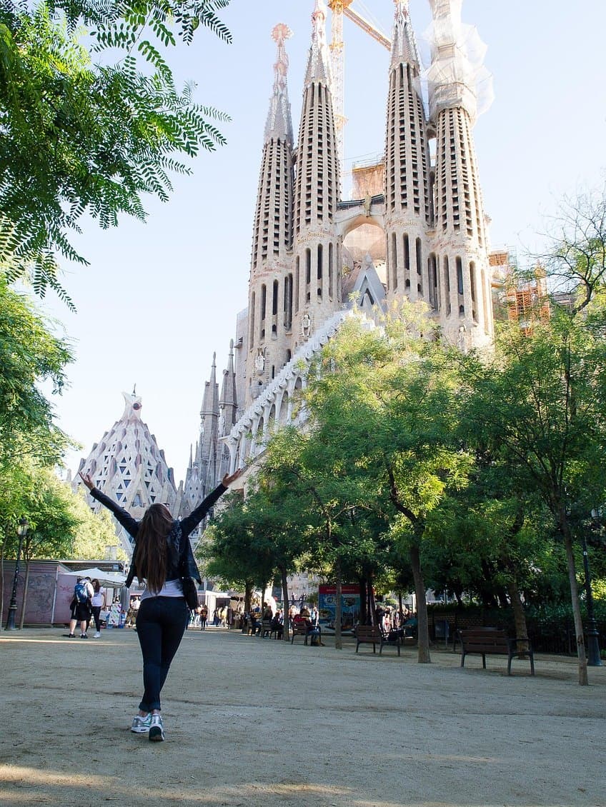 La Sagrada Familia de Barcelona, vista desde la plaza